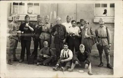 Foto Ak Französische Soldaten in Uniformen, Gruppenfoto, Soldaten beim Essen