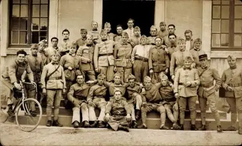 Foto Ak Französische Soldaten in Uniformen, Gruppenfoto, Fahrrad, Radfahrer