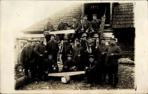 Foto Ak Deutsche Soldaten in Uniformen, Pioniere mit Werkzeugen, Säge