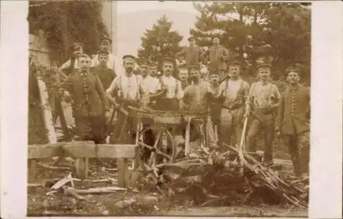 Foto Ak Deutsche Soldaten in Uniformen, Pioniere mit Werkzeugen