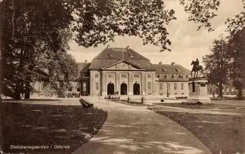 Ak Odense Dänemark, Statsbanegaarden, Blick auf den Bahnhof, Straßenseite