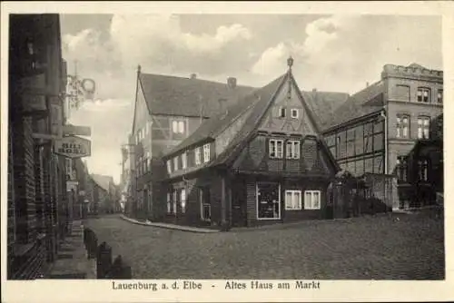 Ak Lauenburg an der Elbe, Markt, Altes Haus, Fachwerkhaus