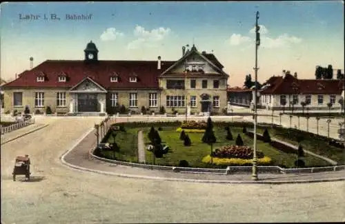 Ak Lahr im Schwarzwald Baden, Bahnhof, Vorplatz