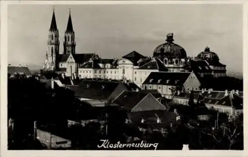 Foto Ak Klosterneuburg Niederösterreich, Blick auf den Ort und das Kloster