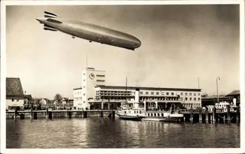 Ak Friedrichshafen am Bodensee, Graf Zeppelin über dem Hafenbahnhof, LZ 127