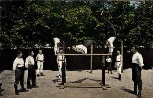 Ak Turner bei der Barrenübung