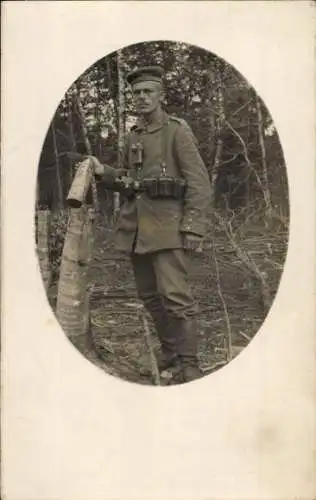 Foto Ak Deutscher Soldat in Uniform, Ausrüstung, Projektil