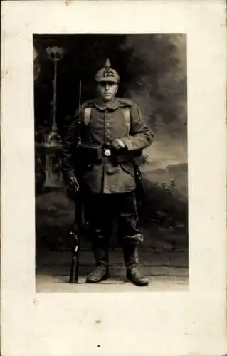 Foto Ak Deutscher Soldat, Standportrait in Uniform, Ausrüstung, Regiment 122, Weingarten