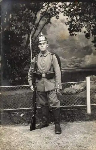 Foto Ak Deutscher Soldat in Uniform, Standportrait, Pickelhaube, Bajonett, Ravensburg