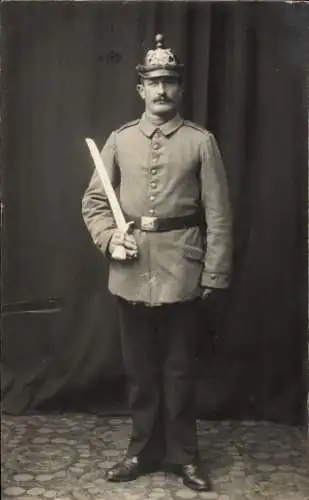 Foto Ak Deutscher Soldat in Uniform, Standportrait, Pickelhaube, Ulm