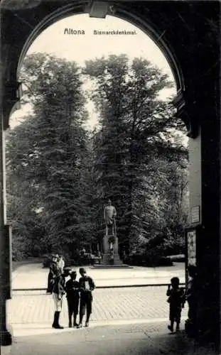 Ak Hamburg Altona, Durchblick zum Bismarckdenkmal, Kinder