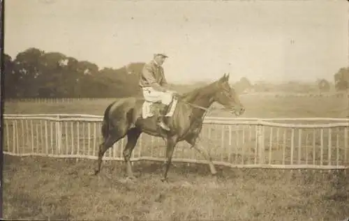 Foto Ak Jockey auf einem Rennpferd