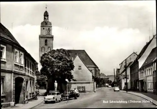 Ak Bad Schmiedeberg in der Dübener Heide, Straßenpartie, Kirche