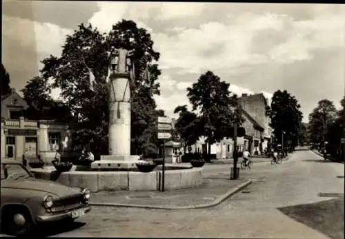 Ak Weißwasser in der Oberlausitz, Bahnhofstraße, Glasmacherbrunnen, Auto, Kennzeichen ZM 33 27