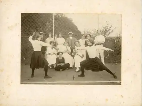 Foto Frauen auf einem Tennisplatz und beim Fechten