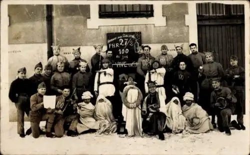 Foto Ak Französische Soldaten in Uniformen, Gruppenfoto, Maghreb, Araber