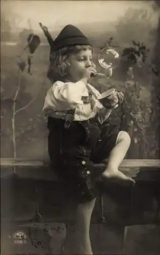 Ak Junge in Lederhose macht Seifenblasen