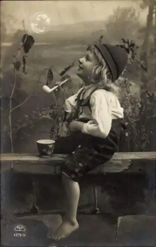 Ak Junge in Lederhose macht Seifenblasen