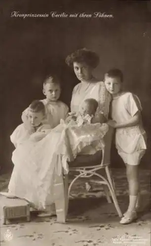 Ak Kronprinzessin Cecilie von Preußen mit ihren Söhnen Wilhelm, Louis Ferdinand, Hubertus, Friedrich