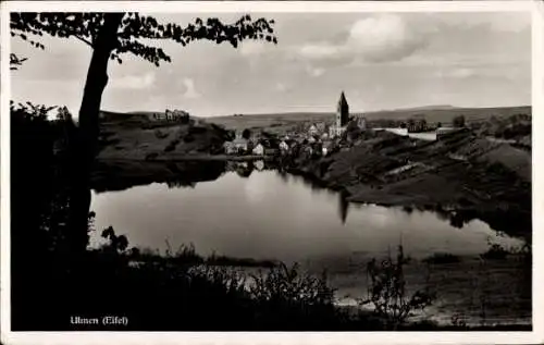 Ak Ulmen in der Eifel, Gesamtansicht, See