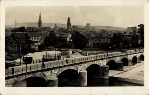 Ak Saarbrücken, Blick auf die Stadt mit Brücke im Vordergrund