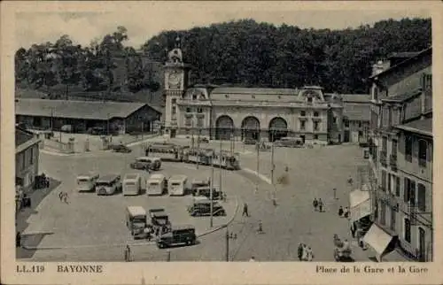 Ak Bayonne Pyrénées Atlantiques, Place de la Gare, der Bahnhof