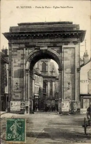 Ak Nevers Nièvre, Porte de Paris, Kirche Saint-Pierre