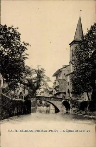 Ak Saint Jean Pied de Port Pyrénées Atlantiques, Kirche, Nive