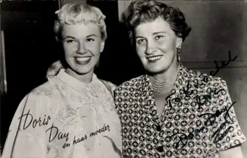 Ak Schauspielerin Doris Day, Portrait mit ihrer Mutter, Autogramm