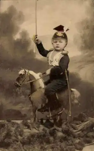 Foto Ak Junge in Uniform auf einem Schaukelpferd, Portrait, Karl Heinz Rössler