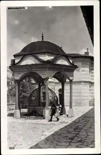 Ak Banja Luka Bosnien Herzegowina, Mann in Landestracht vor einem Brunnen