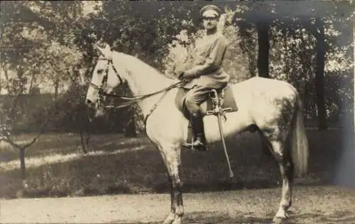 Foto Ak Soldat auf einem Pferd