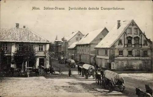 Ak Jelgava Mitau Lettland, Schlossstraße, durchziehende deutsche Transportkolonnen