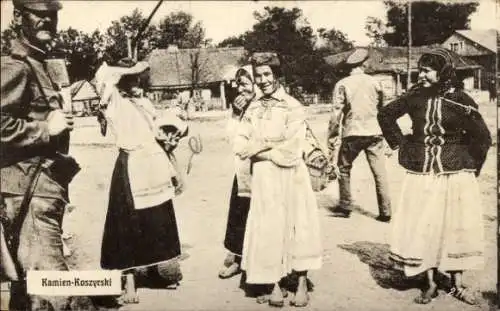 Ak Kamin Kaschyrskyj Kamien Koszyrski Ukraine, Frauen in ukrainischer Tracht, Soldat