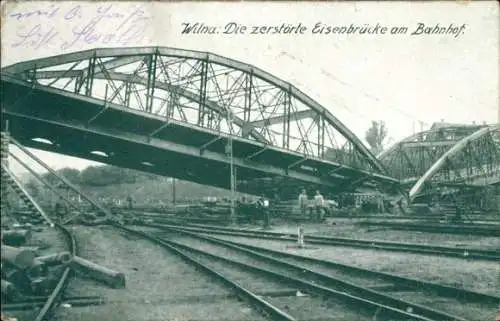 Ak Vilnius Wilna Litauen, zerstörte Eisenbahnbrücke am Bahnhof