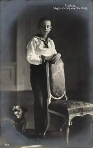 Ak Erbgroßherzog Nicolaus von Oldenburg, Kinderportrait, Standportrait in Matrosenanzug, Dackel