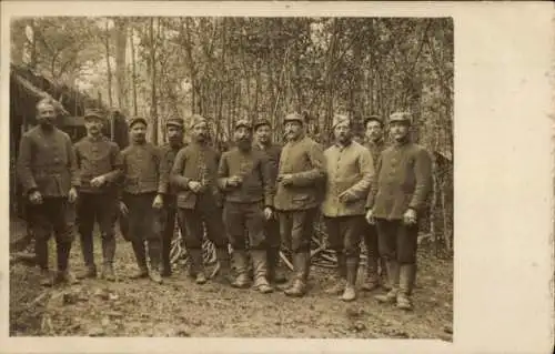 Ak Französische Soldaten in Uniformen, Gruppenfoto, Wald, Haus