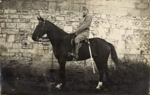 Foto Ak Französischer Soldat zu Pferde, Zaumzeug, Jahr 1923