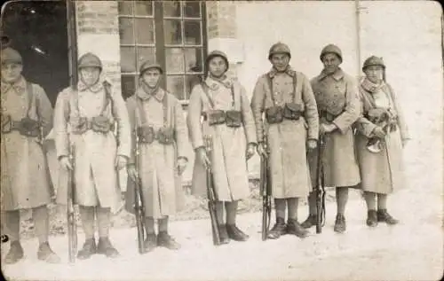 Foto Ak Französische Soldaten in Uniformen, Gruppenfoto, Gewehr