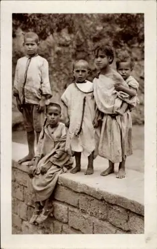 Foto Ak Kinder auf einer Mauer, Maghreb, Arabische Tracht