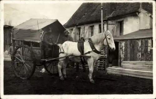 Foto Ak Deutsche Soldaten mit einem Pferdekarren