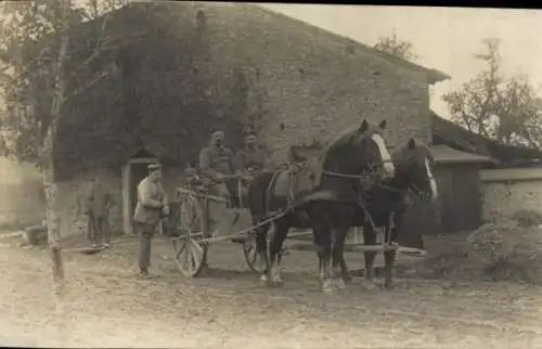 Foto Ak Deutsche Soldaten mit einem Pferdekarren