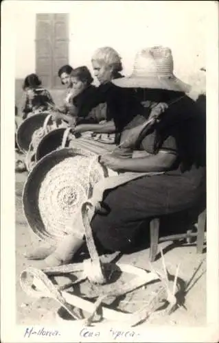 Foto Mallorca Balearische Inseln, Korbmacherinnen, Spanische Tracht