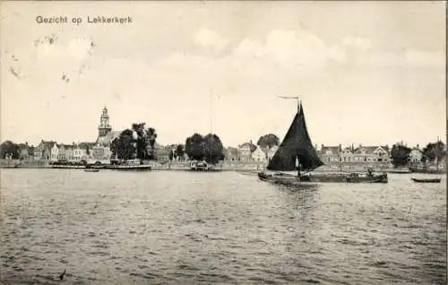 Ak Lekkerkerk Zuid-Holland, Stadt vom Wasser aus gesehen