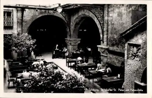 Ak Salzburg in Österreich, Stiftskeller Sankt Peter mit Felsenhalle