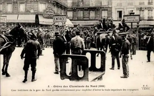 Ak Paris X Entrepôt, Nordbahnhof, Streik der Eisenbahner, Bahnhof Innenhof