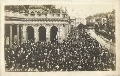 Foto Karlovy Vary Karlsbad Stadt, Mühlbrunnen Kolonnade währen der Trinkzeit