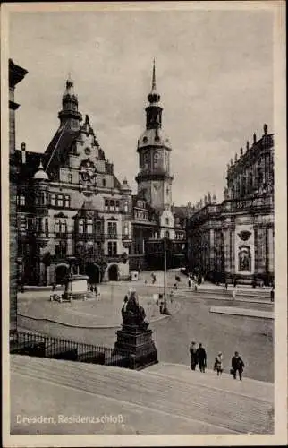 Ak Dresden Altstadt, Residenzschloss, Passanten, Giebelhaus, Turm