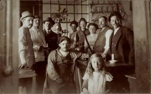 Foto Ak Wohnstube, Bier, Bierglas, Mann in Schürze, Gruppenfoto