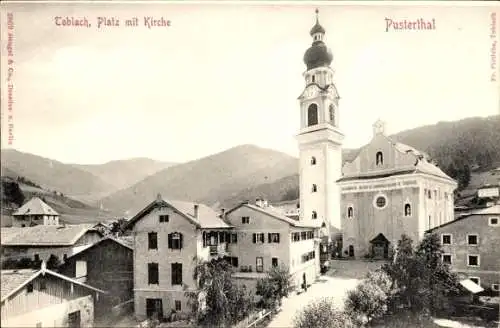 Ak Toblach Dobbiaco Pustertal Südtirol, Platz mit Kirche, Häuser